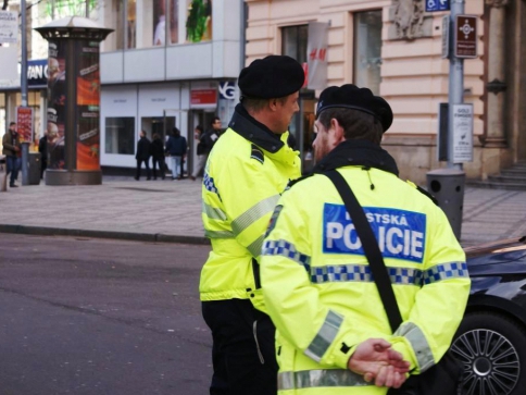 Agresivní muž napadal strážníky, ilustrační foto Praha Press Agresivní muž napadal strážníky, ilustrační foto Praha Press