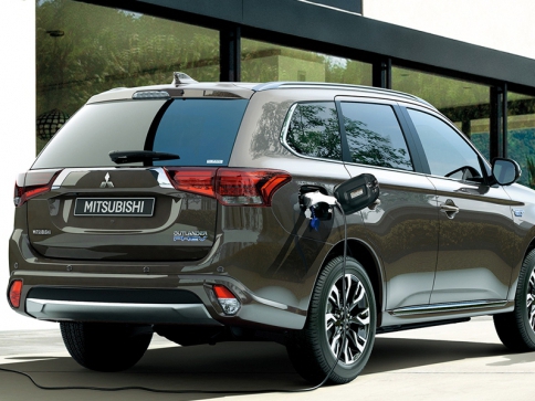 Outlander PHEV Mitsubishi rozšiřuje záruku na baterie, foto M Motors CZ s.r.o. Outlander PHEV Mitsubishi rozšiřuje záruku na baterie, foto M Motors CZ s.r.o.