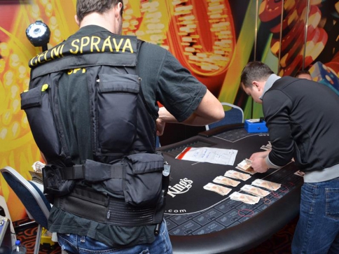 Pražští celníci zlikvidovali další hernu, foto Celní úřad pro hlavní město Prahu Pražští celníci zlikvidovali další hernu, foto Celní úřad pro hlavní město Prahu