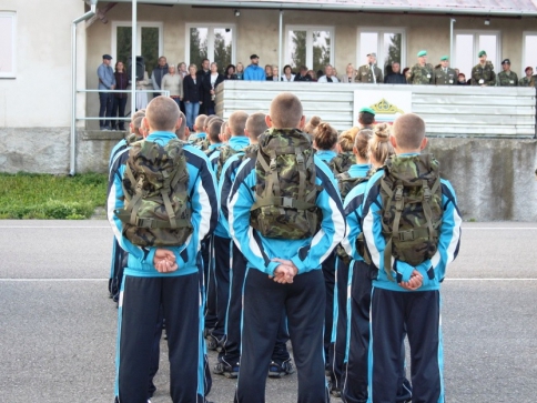 Studenti prvního ročníku ve sportovním. Poté ale dostali uniformu vzor 95. Foto: Lucie Vašáková Studenti prvního ročníku ve sportovním. Poté ale dostali uniformu vzor 95. Foto: Lucie Vašáková