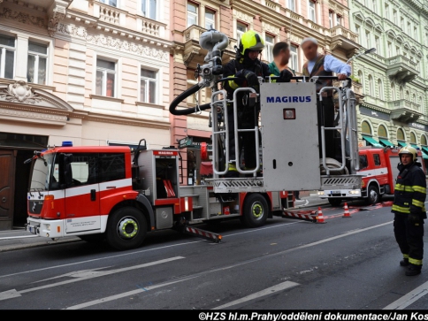 V činžovním domě na Praze 2 hasiči zachránili čtyři osoby. Foto Jan Kostík V činžovním domě na Praze 2 hasiči zachránili čtyři osoby. Foto Jan Kostík