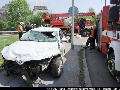 V Perucké ulici se převrátilo auto, zasahovali hasiči. Foto Roman Půta V Perucké ulici se převrátilo auto, zasahovali hasiči. Foto Roman Půta