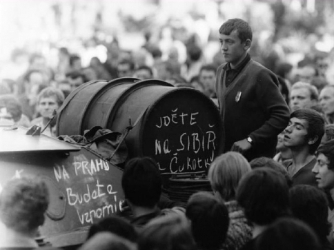 Srpen 1968 ve Valašském Meziříčí, foto: Jiří Fojtík Srpen 1968 ve Valašském Meziříčí, foto: Jiří Fojtík