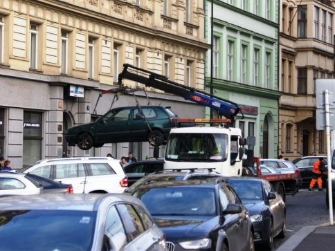 Odtah vozidla při havárii na vodovodní či kanalizační síti hradí PVK, foto: Praha Press Odtah vozidla při havárii na vodovodní či kanalizační síti hradí PVK, foto: Praha Press