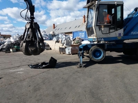 Pražští celníci poprvé likvidovali zabavené výherní automaty, foto: Celní úřad pro hl. m. Prahu Pražští celníci poprvé likvidovali zabavené výherní automaty, foto: Celní úřad pro hl. m. Prahu