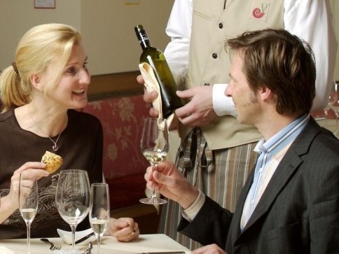 3denní vinařský pobyt s degustací pro 2 osoby ve 4* Hotelu Neustifter 3denní vinařský pobyt s degustací pro 2 osoby ve 4* Hotelu Neustifter