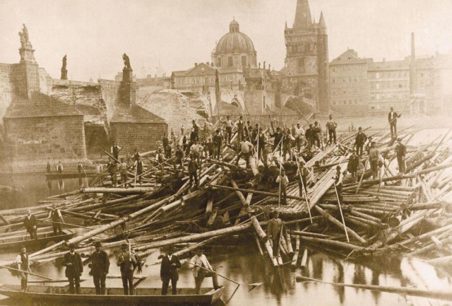 Odklízení klád po povodni v r.1890 Karlův most, foto Muzeum Prahy