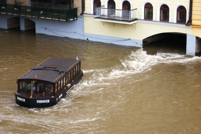 Praha kvůli stoupající hladině Vltavy uzavře náplavky, foto Praha Press