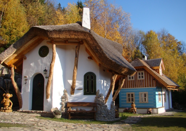 Pohádková vesnička Podlesíčko, Sněhurka a Rákosníček, foto Hotel Podlesí