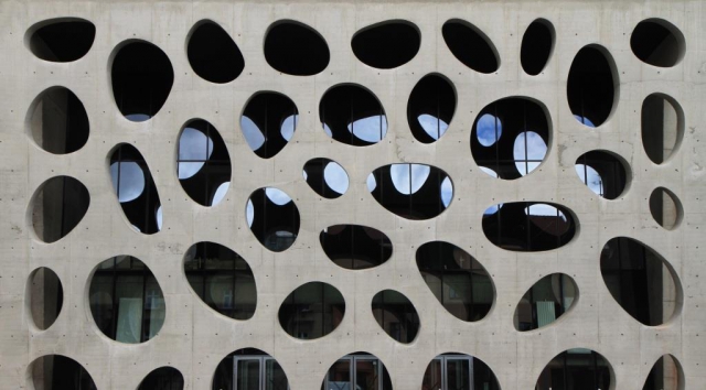 Bublinková fasáda divadelní budovy z betonu, foto Jiří Žihlo