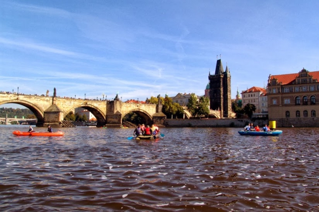 Vodácká akce na Vltavě. Napříč Prahou – přes tři jezy, foto Helena Křenková