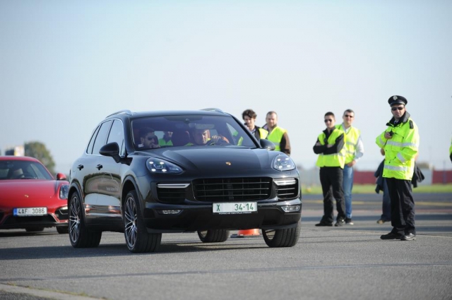 Atraktivní dravec pro náročné, nový Cayenne se proháněl na Letišti Praha, foto Porsche Inter Auto CZ