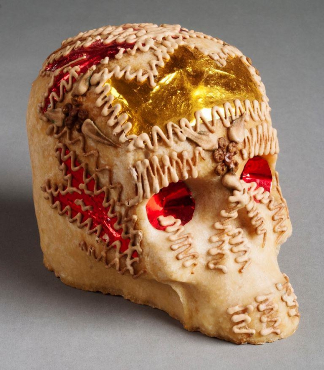 Lebka z cukrové hmoty, dušičkový dárek, Mexiko, 20. Století - K mexickým Dušičkám neodlučitelně patří cukrové a čokoládové lebky, figurky andělů či malé hroby, které si lidé kupují na tržištích jako dárky. Foto Národní muzeum