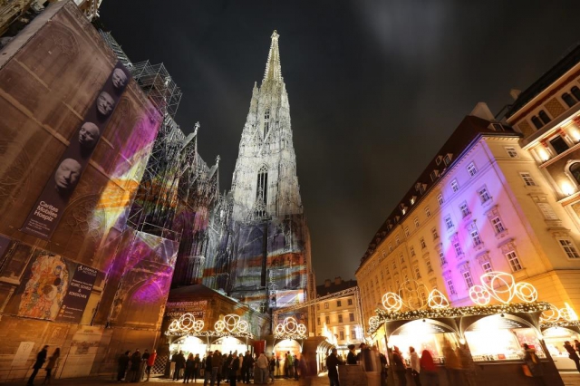 Vánoční trh na náměstí  Stephansplatz pod Katedrálou Svatého Štěpána, foto Harald Schlossko