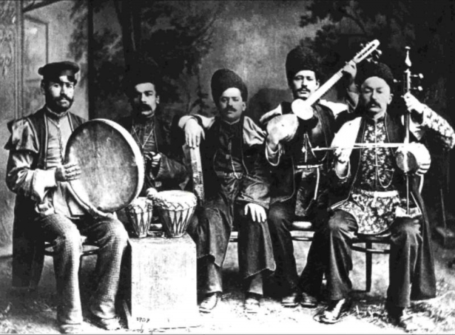 Soubor ázerbájdžánských lidových hudebních nástrojů (gaval, goša-nagara, gaval, tar, kamanča), foto z r. 1910, foto Národní muzeum