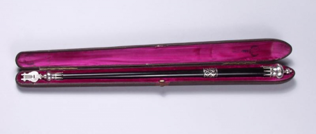 Taktovka se  stříbrným kováním a lyrou a vyrytým věnováním  - upomínka na koncert  z r.1867. Foto Národní muzeum