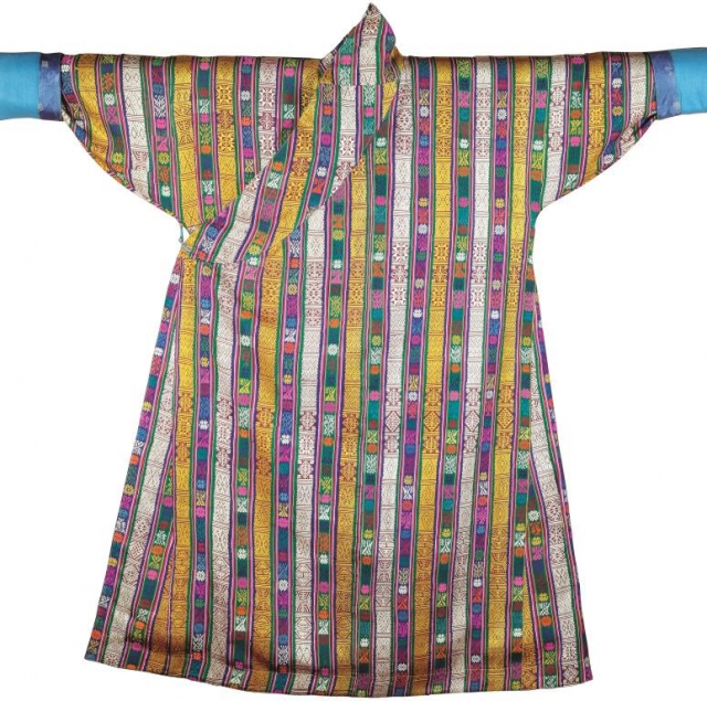 Mužský oděv, konec 19. století Hedvábná tkanina se vzorem tkaným pomocným útkem. Foto Národní muzeum