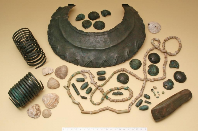 Soubor nálezů ze skříňkového hrobu z pozdní doby kamenné z Velvar představoval ve své době obrovské bohatství (kolem 3200 př. n. l.). Foto Lenka Káchová