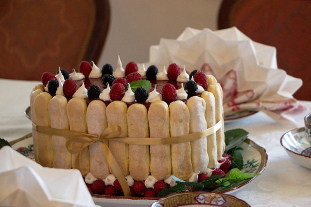Oblíbeným moučníkem byla tzv. šarlota, která se připravovala ze sezónního ovoce se slazeným vaječným krémem prokládaným a olemovaným savojskými, tedy cukrářskými piškoty. Foto NPÚ