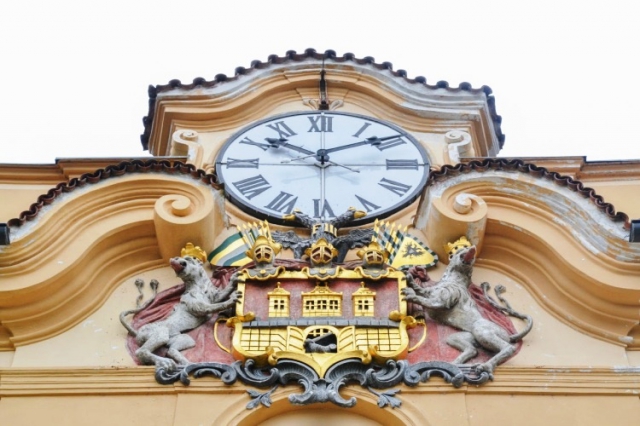Znak městské části je poměrně známý, ale málokdo zná jeho původ. Jedná se o znak Starého Města pražského, který pochází z roku 1649, kdy byl do této podoby polepšen císařem Ferdinandem III a byl odměnou za věrnost Prahy v boji proti Švédům. Foto ÚMČ Praha 8