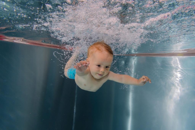 Kurzy plavání dětí od šesti měsíců jsou v oddělené části Dětského plavání, kde se plave ve čtyřech speciálních nerezových bazénech se zajištěním vysokých nároků na hygienu a s teplotou vody 31°C . Foto Aqua Sport Club 