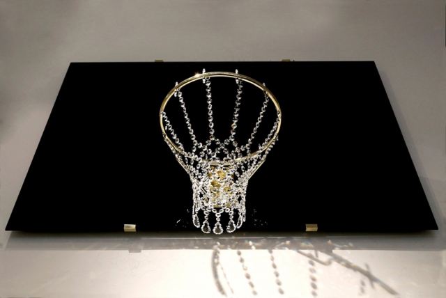 Na výstavě je také instalován extravagantní skleněný svítící basketbalový koš od Lukáše Houdka