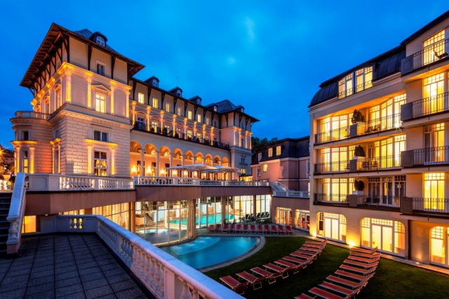 Elegantní Hotel Grand MedSpa Marienbad**** nabízí vynikající kombinaci osvědčené a uznávané lázeňské tradice i moderní wellness nabídky pro cílenou regeneraci a odpočinek. 