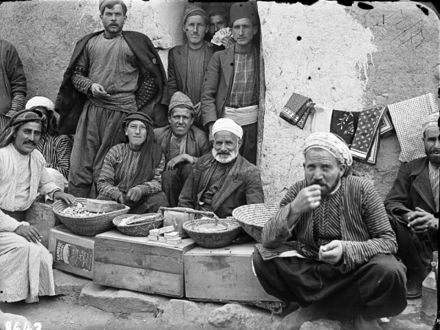 Muži v Tell Erfádu ve svátečním. Foto: Národní muzeum – Náprstkovo muzeum