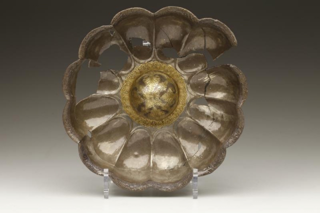 Stříbrná miska se zlacenými detaily; Mes Ajnak, 3.–6. století po Kr. Foto Národní muzeum