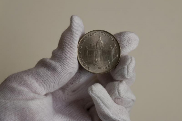 Obsah schránky: pamětní mince II. Foto Národní muzeum