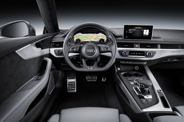 Interiér těží z větších rozměrů a delšího rozvoru. Prostor pro řidiče a cestující je ještě velkorysejší. Foto Audi