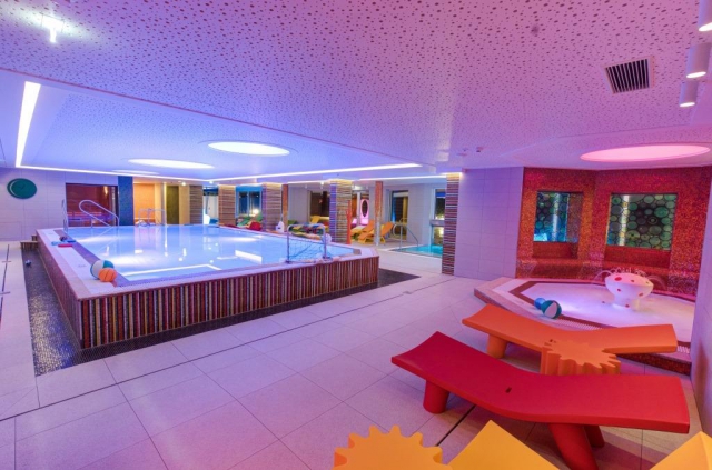 Resort nabízí prostorný a luxusní SPA & Wellness areál 2 500 m², samostatné dospělé a rodinné lázně, sauny, wellness, bazény venku i uvnitř, kosmetické balíčky.