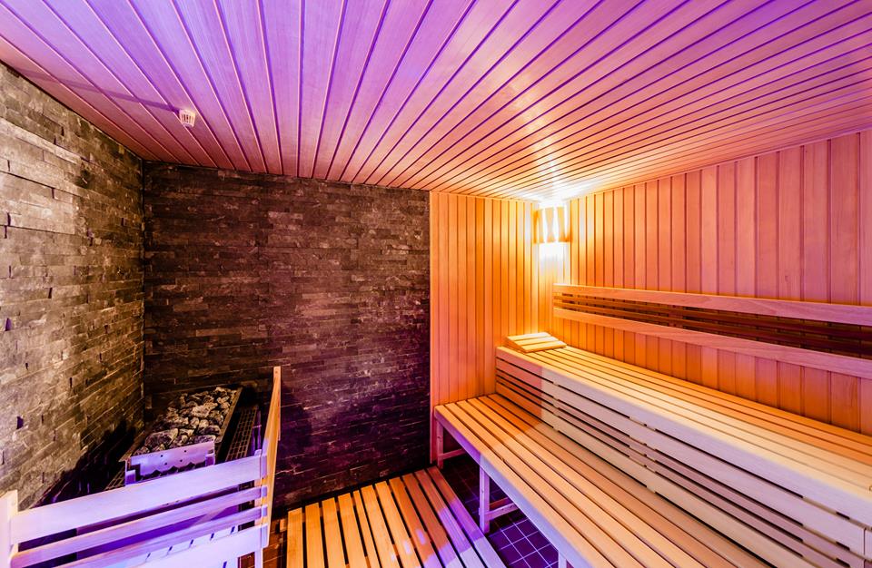 Nechybí zde wellness zařízené i pro náročnější klienty. Samozřejmou součástí je finská a aroma sauna, parní lázeň a ledová studna. Wellness má příjemnou odpočívárnu vybavenou lehátky. 