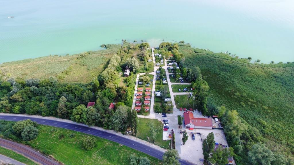 Nově otevřený Badacsony Camping se nachází přímo na pobřeží Balatonu. 