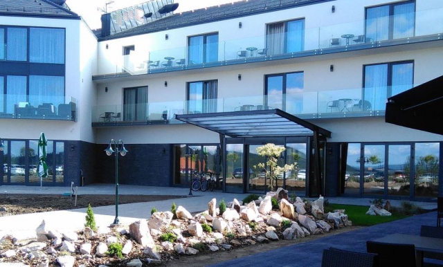 Exkluzivně vybavený Castellum Hotel Hollókő **** nabízí 68 moderně zařízených pokojů, wellness centrum na ploše 420 m², stylovou restauraci pro 160 hostů a další profesionální hotelové služby. 