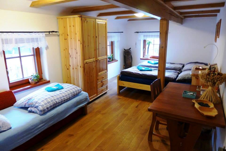 Moderně a vkusně zařízené pokoje (2–5lůžkové) dýchají pohodlím, vyváženými barvami a díky dřevěným interiérům patřičnou přirozeností. 