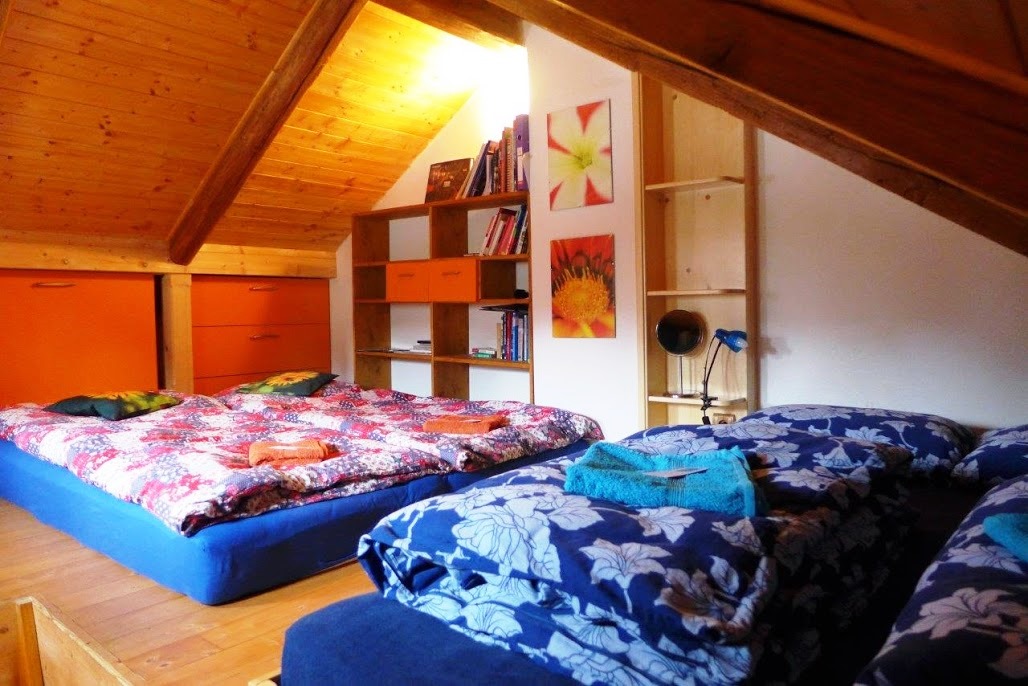 Moderně a vkusně zařízené pokoje (2–5lůžkové) dýchají pohodlím, vyváženými barvami a díky dřevěným interiérům patřičnou přirozeností. 