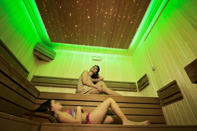Dopřejte si luxusu saunování v krásném a nově zbudovaném Saunovém světě v lázeňském komplexu Thermal Corvinus. 