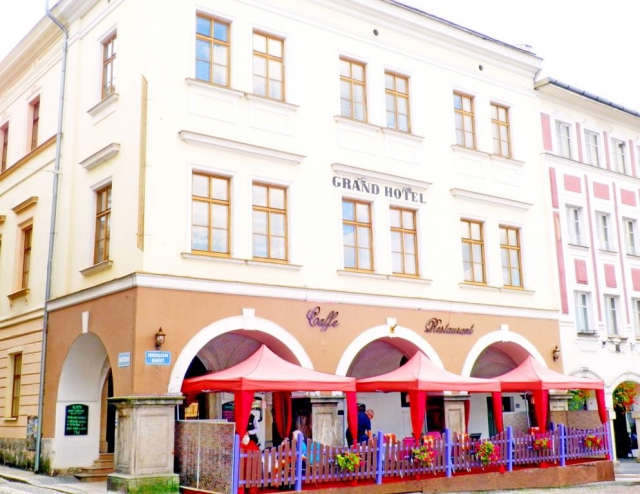 Grand Luxury Hotel se nachází přímo na hlavním náměstí v centru města Trutnova – středisku turistického ruchu východních Krkonoš. Foto Grand Luxury Hotel