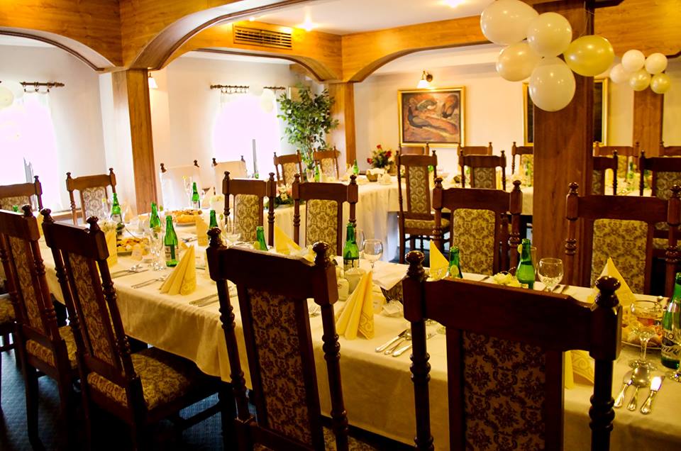 Golemův restaurant je oblíbený pro svůj příjemný a současně reprezentativní interiér, milou obsluhou, honosnými rauty a oslavami. 