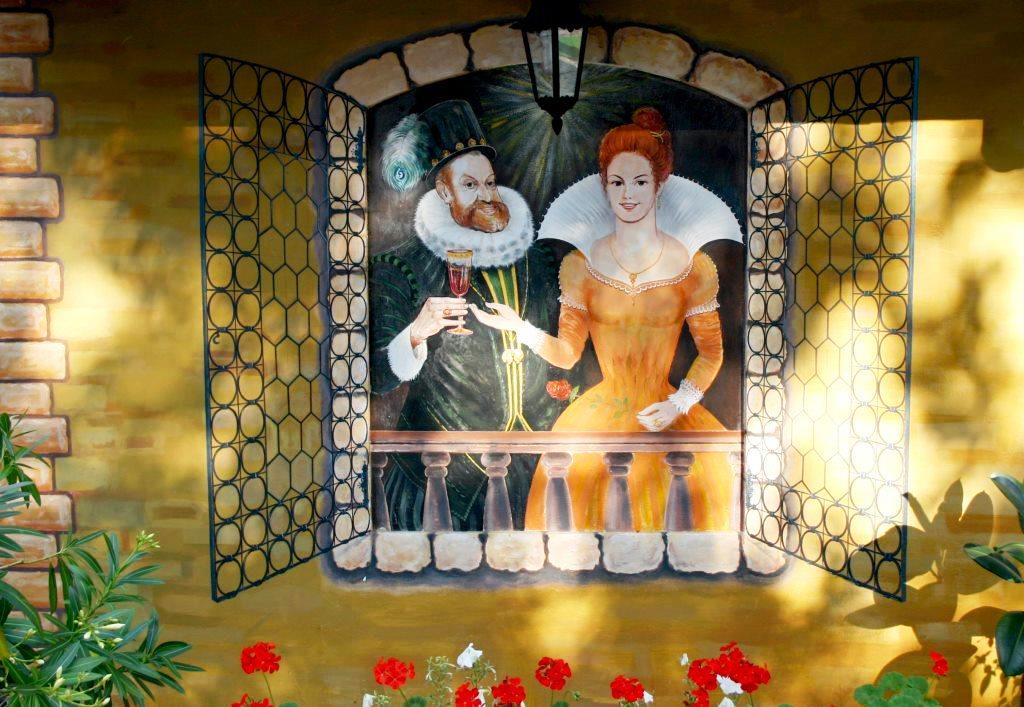 Zajímavostí hotelu a restaurantu je originální obrazová výzdoba z rudolfínského období malovaná mistrem štětce Milanem Víškem z Prahy 8.