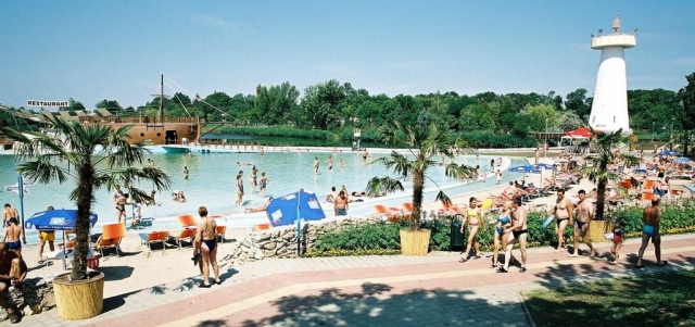 Venkovní pláž se třinácti bazény na ploše 30 hektarů 