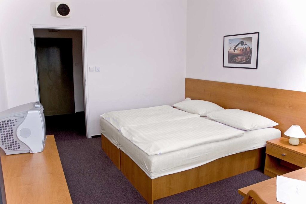 Hotel Adamantino nabízí ubytování v 70 dvoulůžkových a 10 třílůžkových pokojích s balkonem a 1 apartmánu.