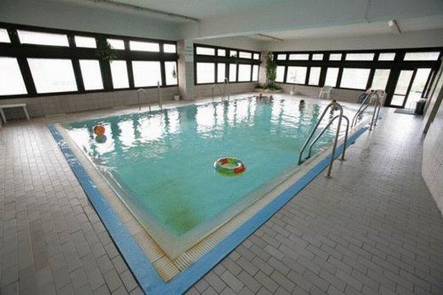 Hotel Adamantino nabízí také wellness centrum s krytým bazénem, tenisový kurt a restauraci.
