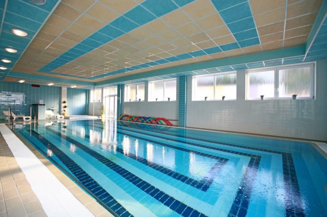 Hotelový bazén s protiproudy a whirlpoolem je jedním z největších v Luhačovicích, o rozměrech 13 x 7,5 m a s celodenním využíváním pro hotelové hosty zdarma. 