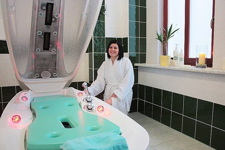 Vyzkoušejte koupele ve speciálním v masážním vanovém boxu SPA-Jet, využívající přirozené léčebné síly vody, páry, tepla a světla k osvěžení a relaxaci. Foto Wellness Hotel Ida