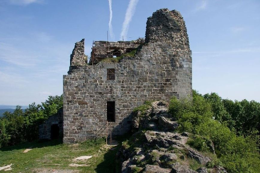 Doporučujeme navštívit také románskou zříceninu hradu Přimda, který je po Pražském hradu považován za druhou nejstarší stavbu kamenného hradu v Čechách. Foto Město Přimda