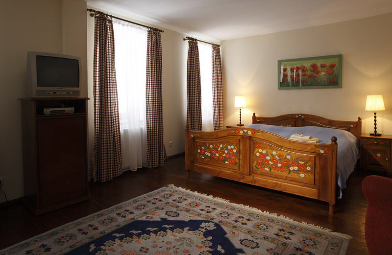 V hotelu Kolowrat je k dispozici 5 komfortních samostatných dvoulůžkových pokojů s možností přistýlky. 