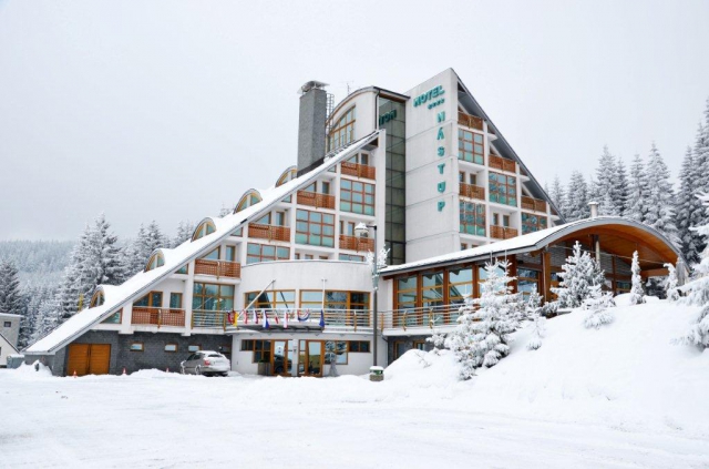 Krušné hory a horský hotel Nástup nacházející se přímo v centru Skiareálu Klínovec s podzimním balíčkem včetně relaxace ve fitness, bazénu a polopenze, na 3 nebo 5 nocí pro 2 osoby. 