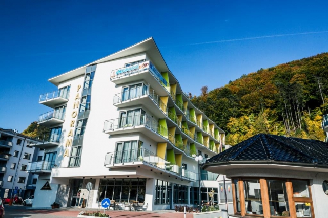 Nově otevřený čtyřhvězdičkový Wellness & Spa hotel Panorama je situován pouze 200 metrů od termálních lázní Kúpele Trenčianske Teplice. 